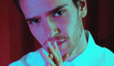 Beitragsbild Good Morning, Rascal. Male Model in weißen Shirt